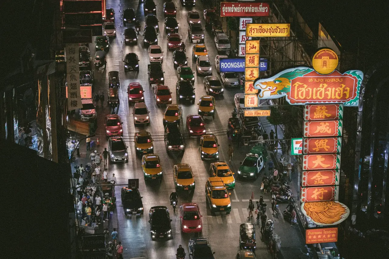 曼谷耀華力路（中國城）入夜後的街景