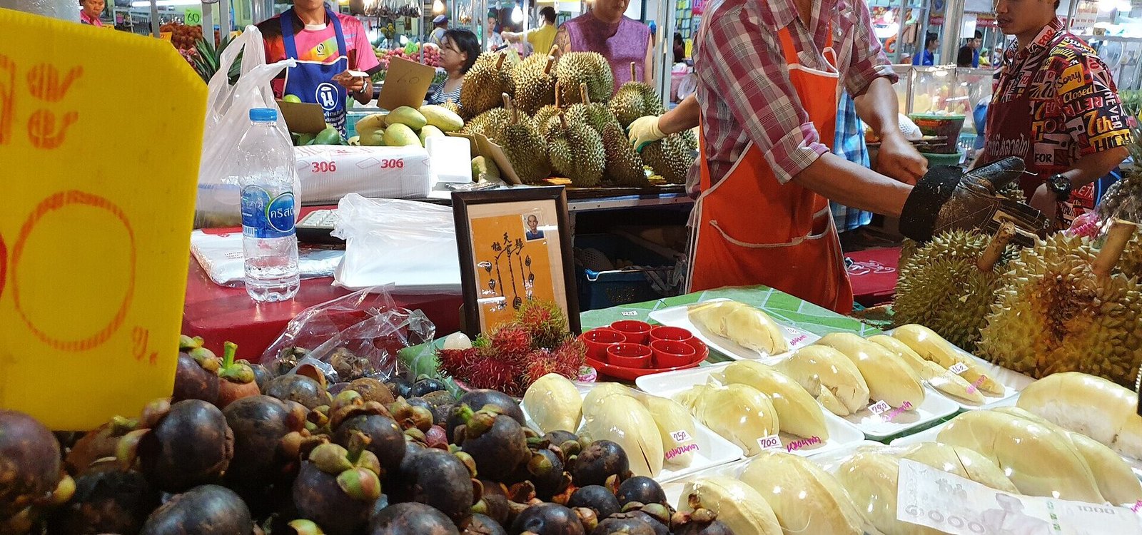 One stall, in a Bangkok market, which sold fresh magnosteen and pre-packaged durian.